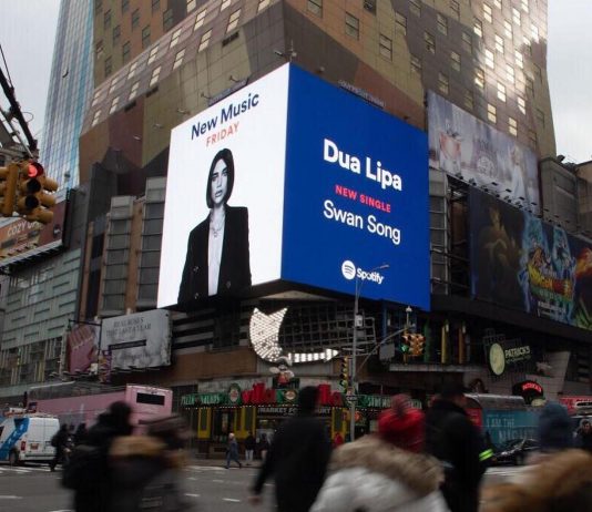 Mes New Yorkut, në ekranet gjigante të Times Square: Nga Kosova në Britani të Madhe, Dua Lipa artisja më e mirë e re e vitit 2019