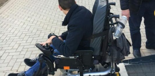 Komuna e Prishtinës ofron transport për fëmijët me nevoja të veçanta