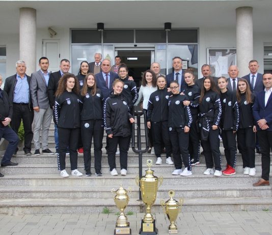 Kryetari Haki Rugova priti në takim kampionet e Kosovës në Hendboll