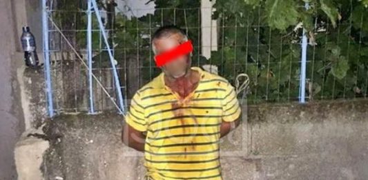 Hyri për të vjedhur, familja shqiptare kap hajnin dhe i jep një dajak të mirë