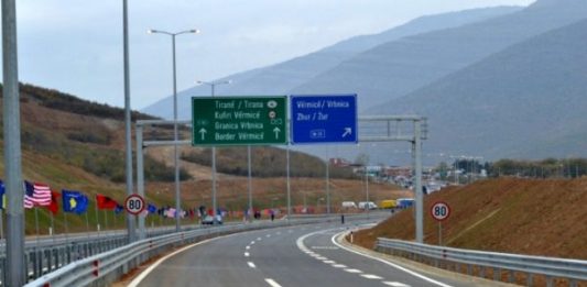 Hajnat rrezikojnë edhe autostradën “Ibrahim Rugova”, vjedhin shtyllat që e mbrojnë rrugën nga më e keqja