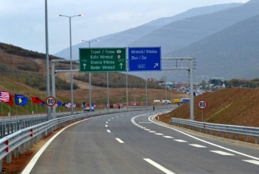 Hajnat rrezikojnë edhe autostradën “Ibrahim Rugova”, vjedhin shtyllat që e mbrojnë rrugën nga më e keqja