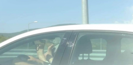 Ramush Haradinaj liron nga detyra zëvendësministrin që shtriu këmbët në veturë