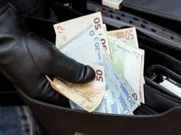 Vidhet pazari ditor ne sportelin e biletave të stacionit të autobusëve.